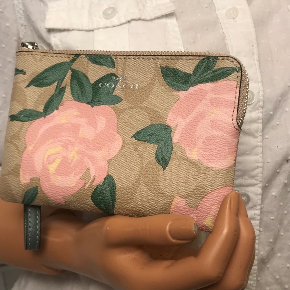 NWT Coach Floral medium Wristlet - Picture 1 of 4
